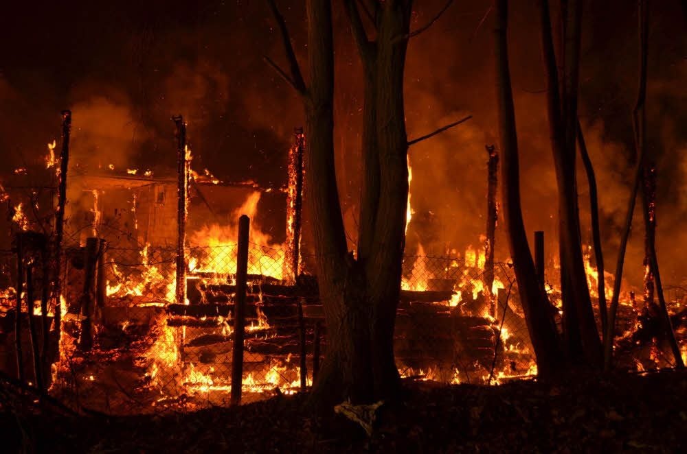 Das Vereinsheim des Country-Clubs steht am 30. November 2018 in Flammen. Es brennt bis auf die Bodenplatte ab.