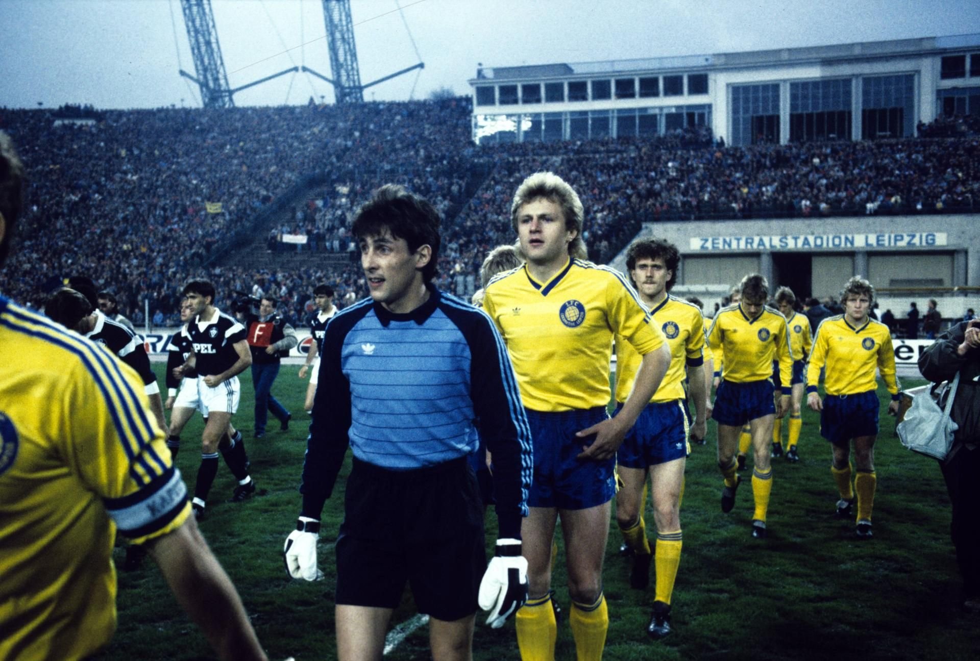 Der 1. FC Lokomotive Leipzig läuft zum Halbfinale im Europapokal der Pokalsieger 1986/1987 gegen Girondins Bordeau auf.
