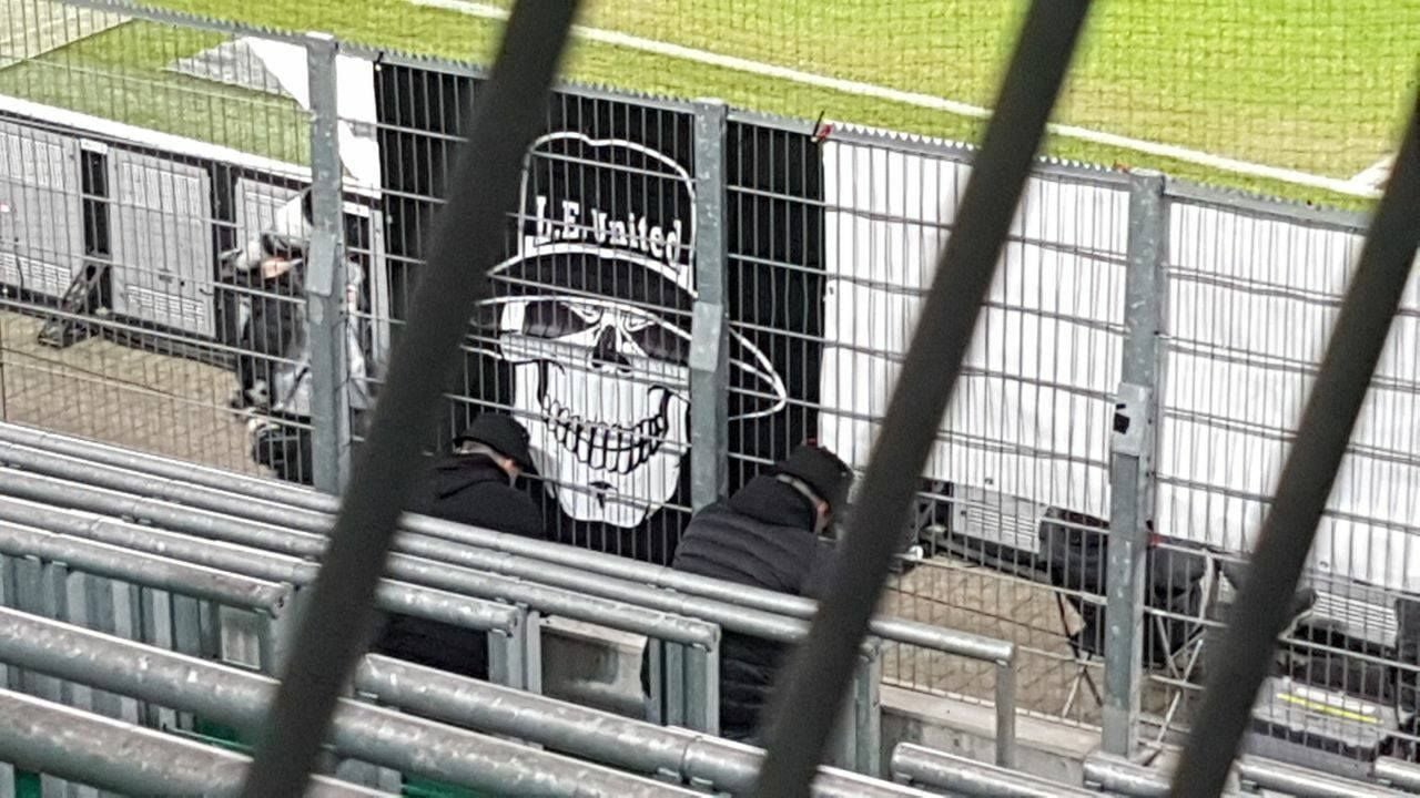 Zaunfahne von L.E. United neben dem Leipziger Gästeblock in Wolfsburg.