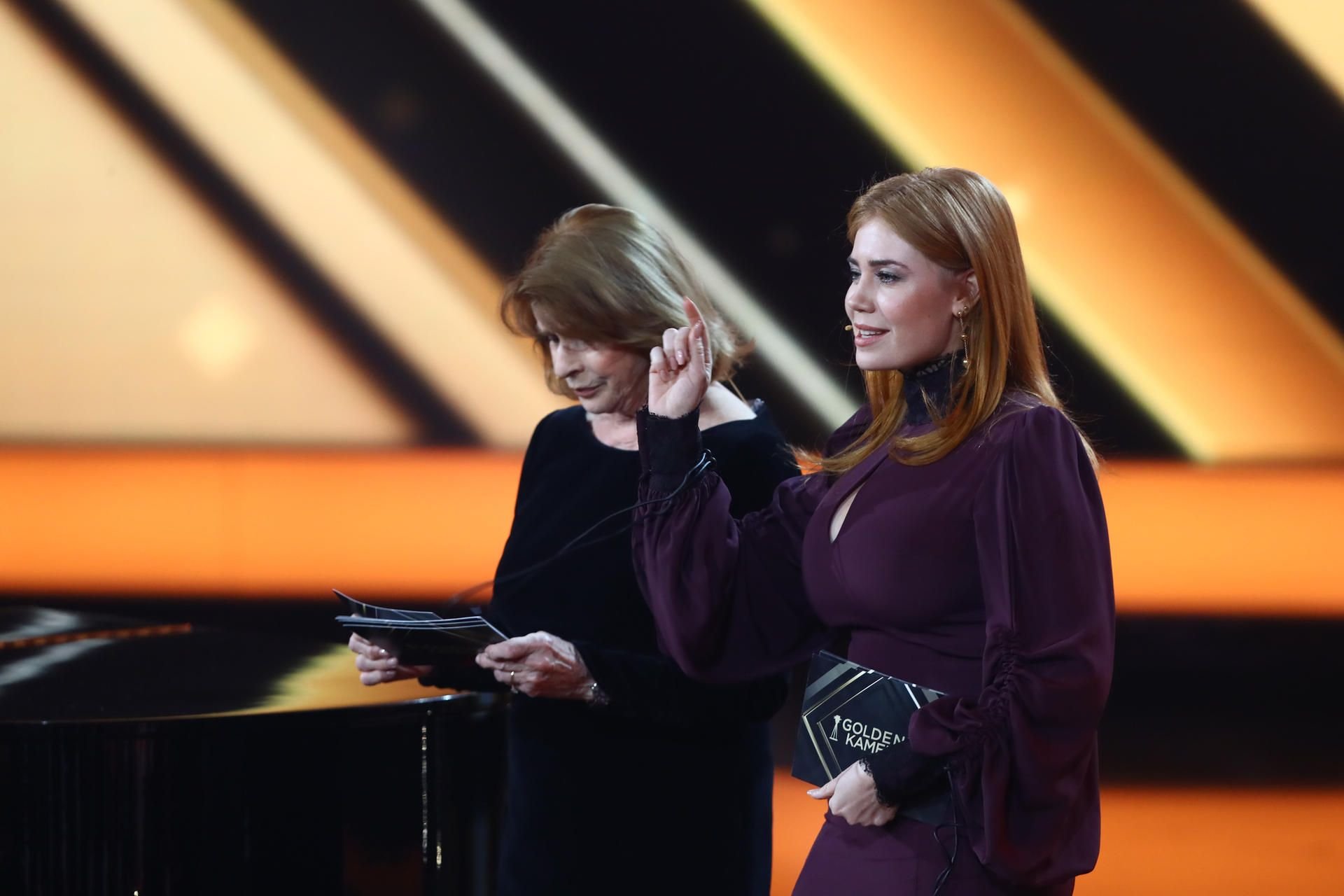 Senta Berger und Palina Rojinski bei der Verleihung der „Goldenen Kamera“.