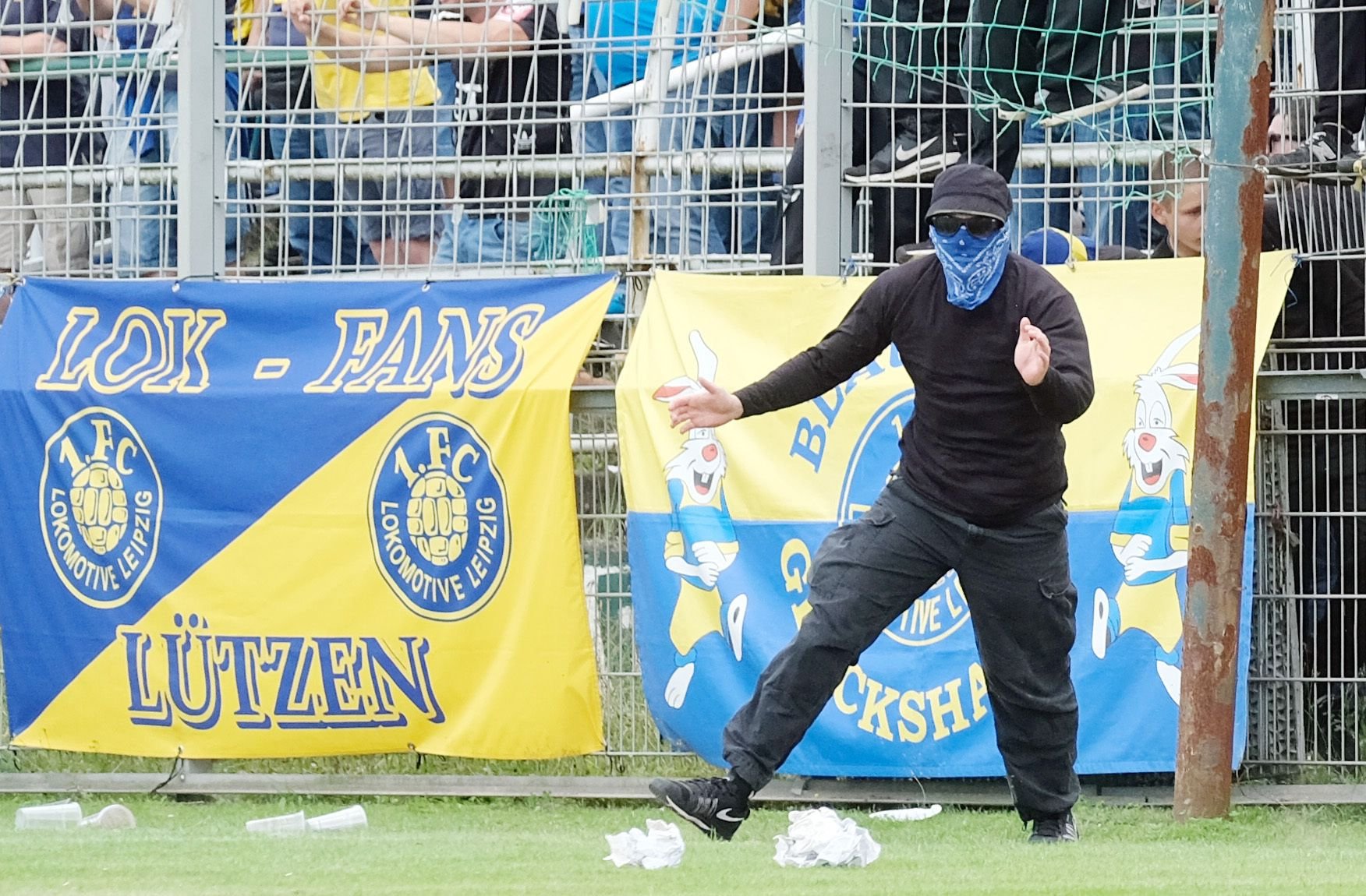 Ein Lokfan auf dem Spielfeld.