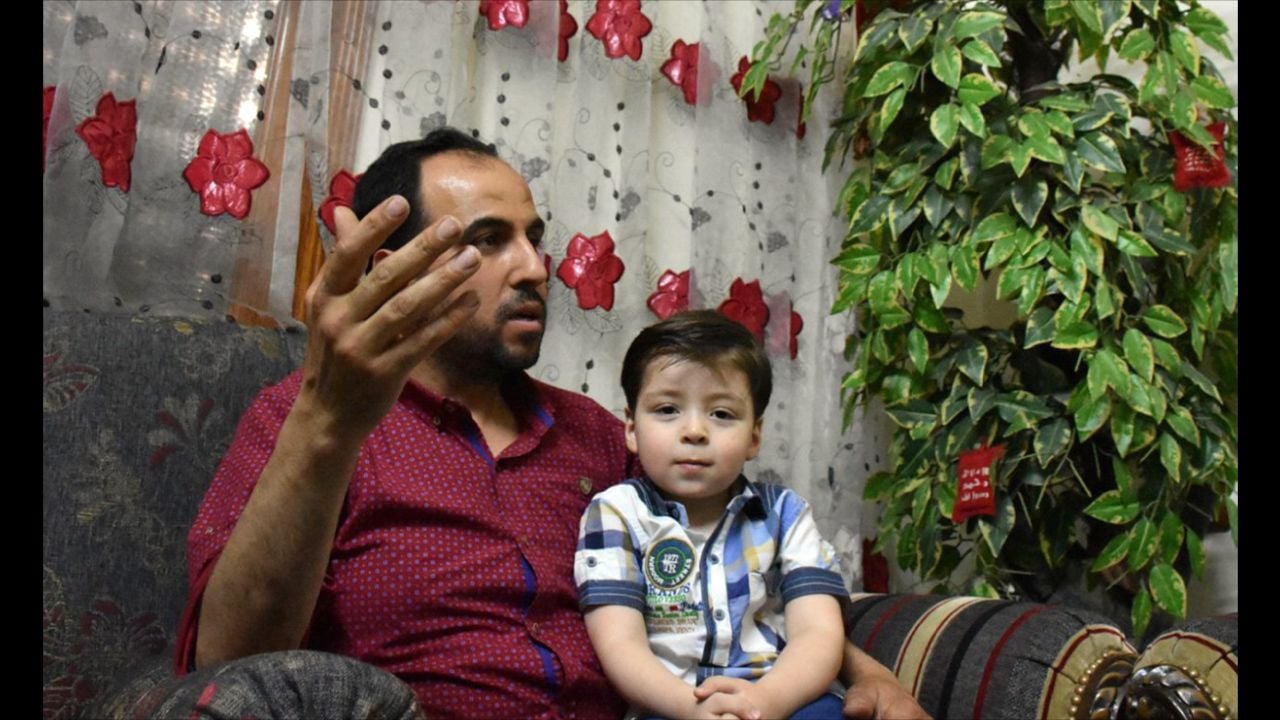 Der kleine Omran und sein Vater Mohammed Daknisch in Aleppo.