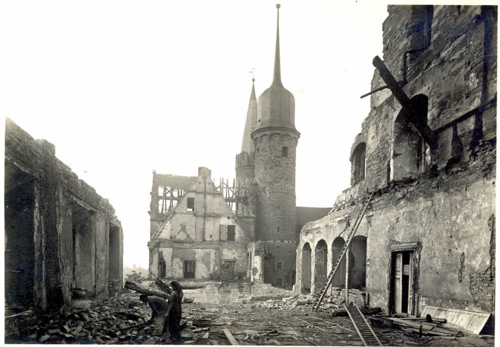 Der Ostflügel des Schlosses in Merseburg wurde im Oktober 1944 zerstört.