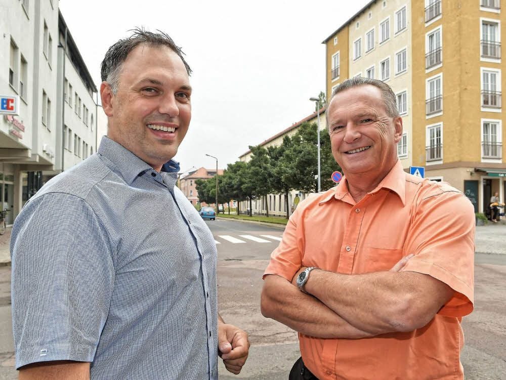 Mirko Kirschner (li.) und Hans-Joachim Mau in der Zerbster Straße.