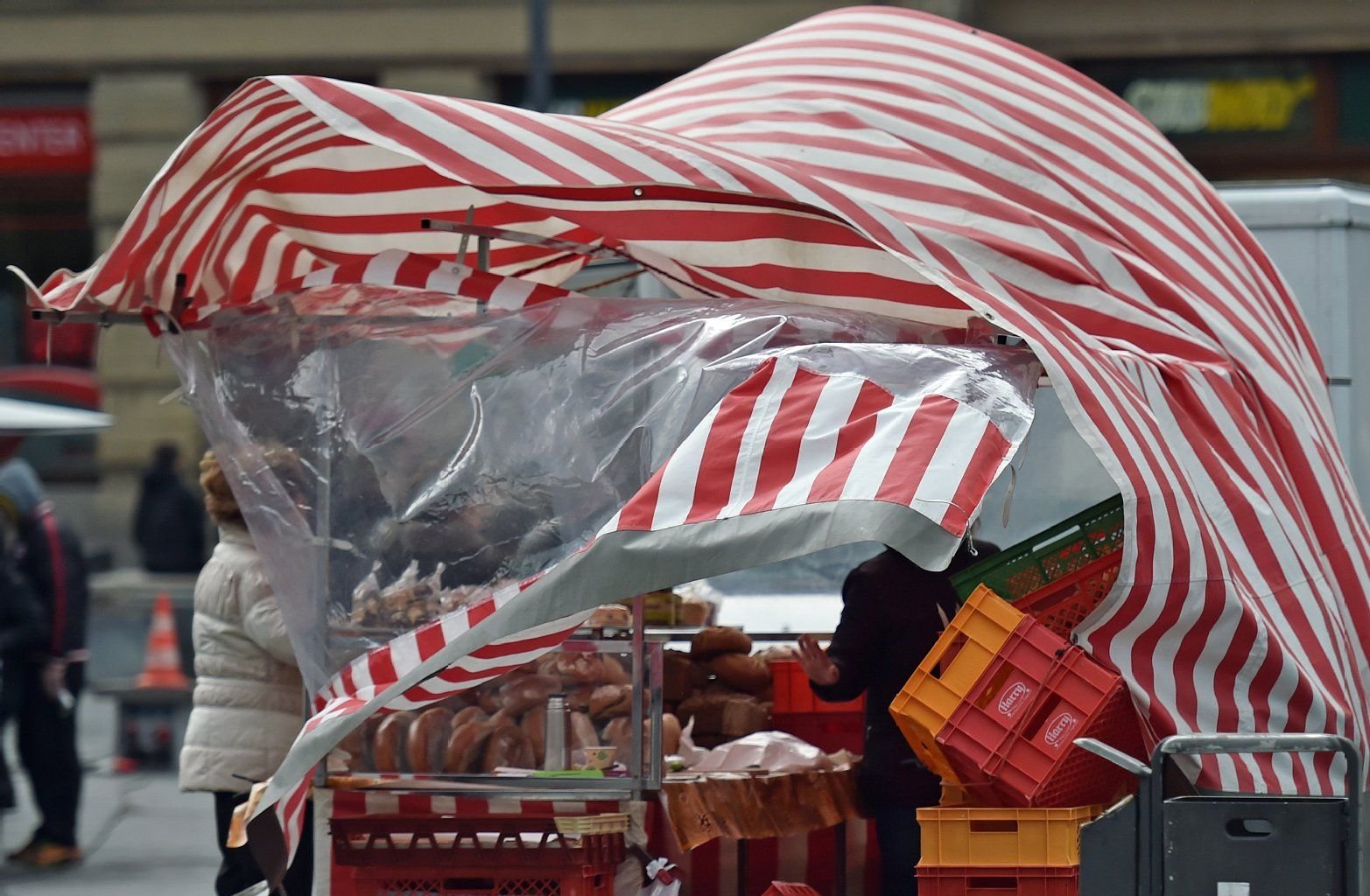 Eine Windböe erfasst einen Bäckerstand auf dem Markt in Halle (Saale) und bläht die Zeltwände auf. Das Sturmtief "Niklas" fegt zum Ausklang des Monats März über Deutschland und richtet vielerorts Schäden an.