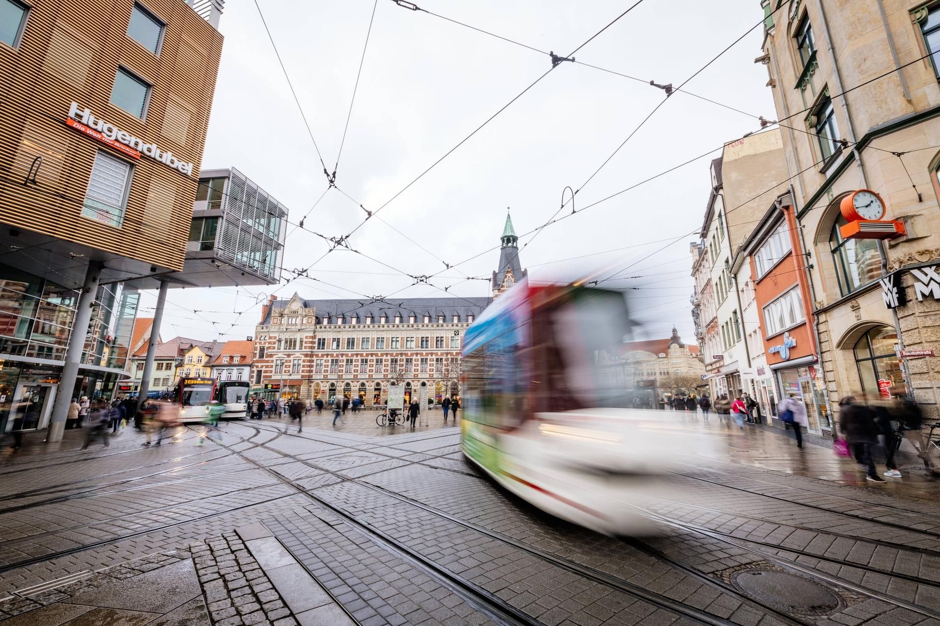 In Erfurt ist eine 78-Jährige von einer Straßenbah erfasst und getötet worden. (Archivbild)
