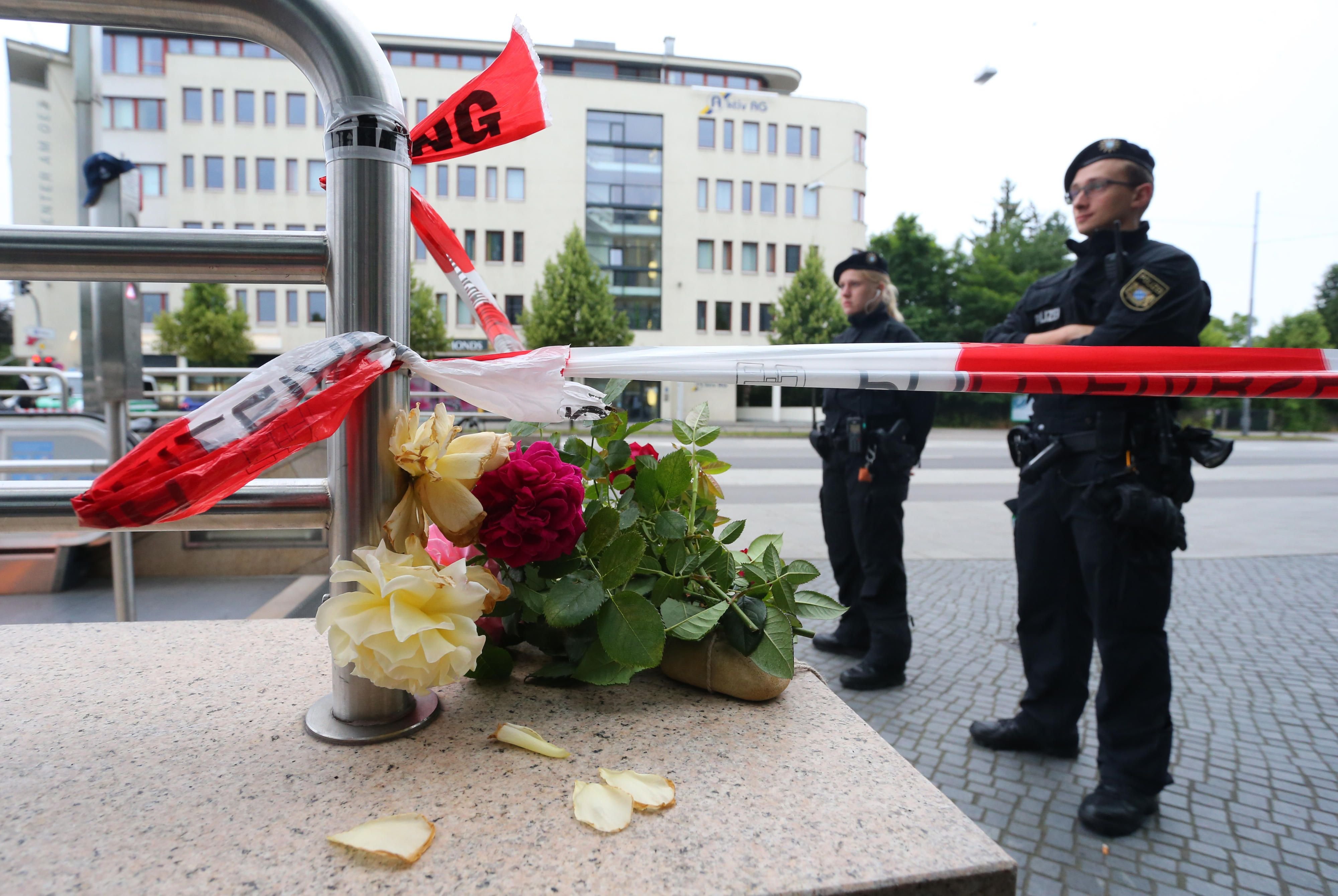 Blumen liegen nach dem Attentat in München am Olympia-Einkaufszentrum.