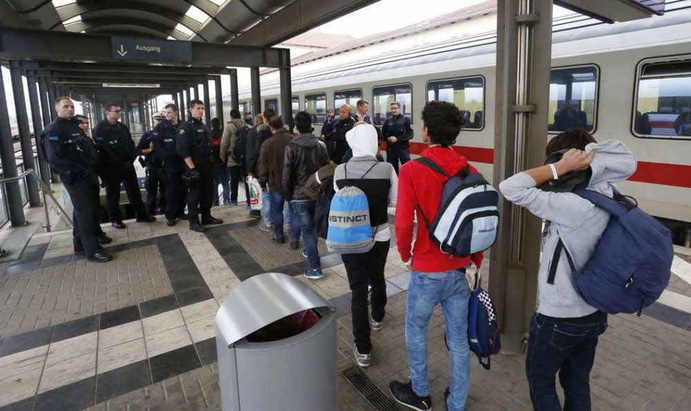 Flüchtlinge kommen im Oktober 2015 in Bitterfeld an.