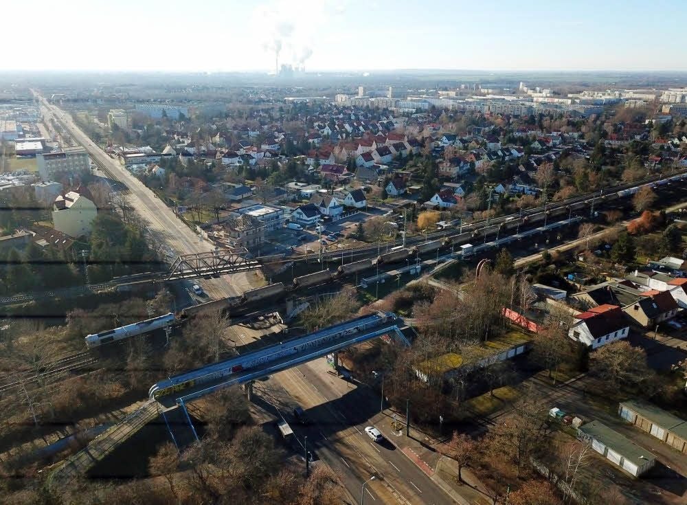 Drei Brücken führen über die Merseburger Straße am Rosengarten. Die Fußgängerbrücke ganz vorn soll 2020 abgerissen werden. Vermutlich bis 2022 erneuert die Bahn ihre beiden Bauwerke. Nun ist ein Lärmschutz für Anwohner geplant.