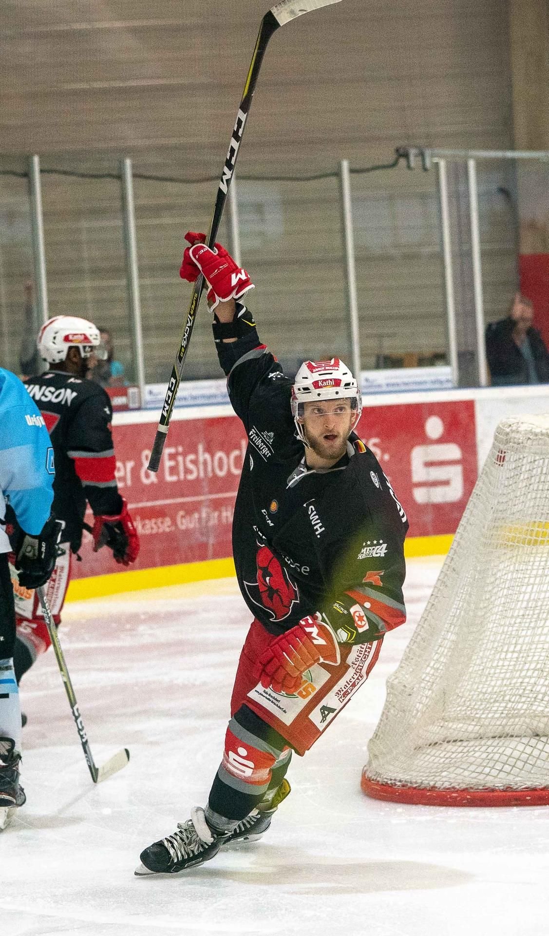 Maximilian Schaludek jubelt nach seinem Tor zum 1:0 für die Saale Bulls gegen Leipzig.