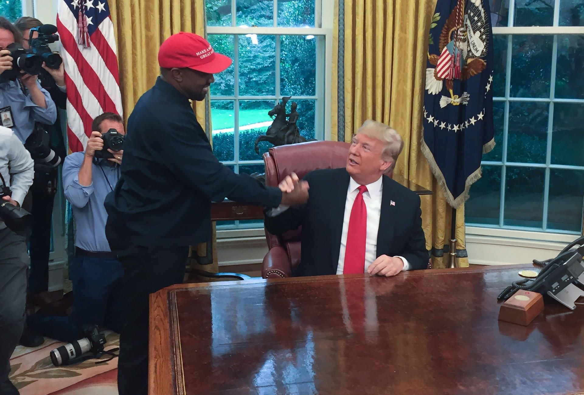 US-Musiker Kanye West begrüßt bei seinem Besuch im Weißen Haus US-Präsident Donald Trump.