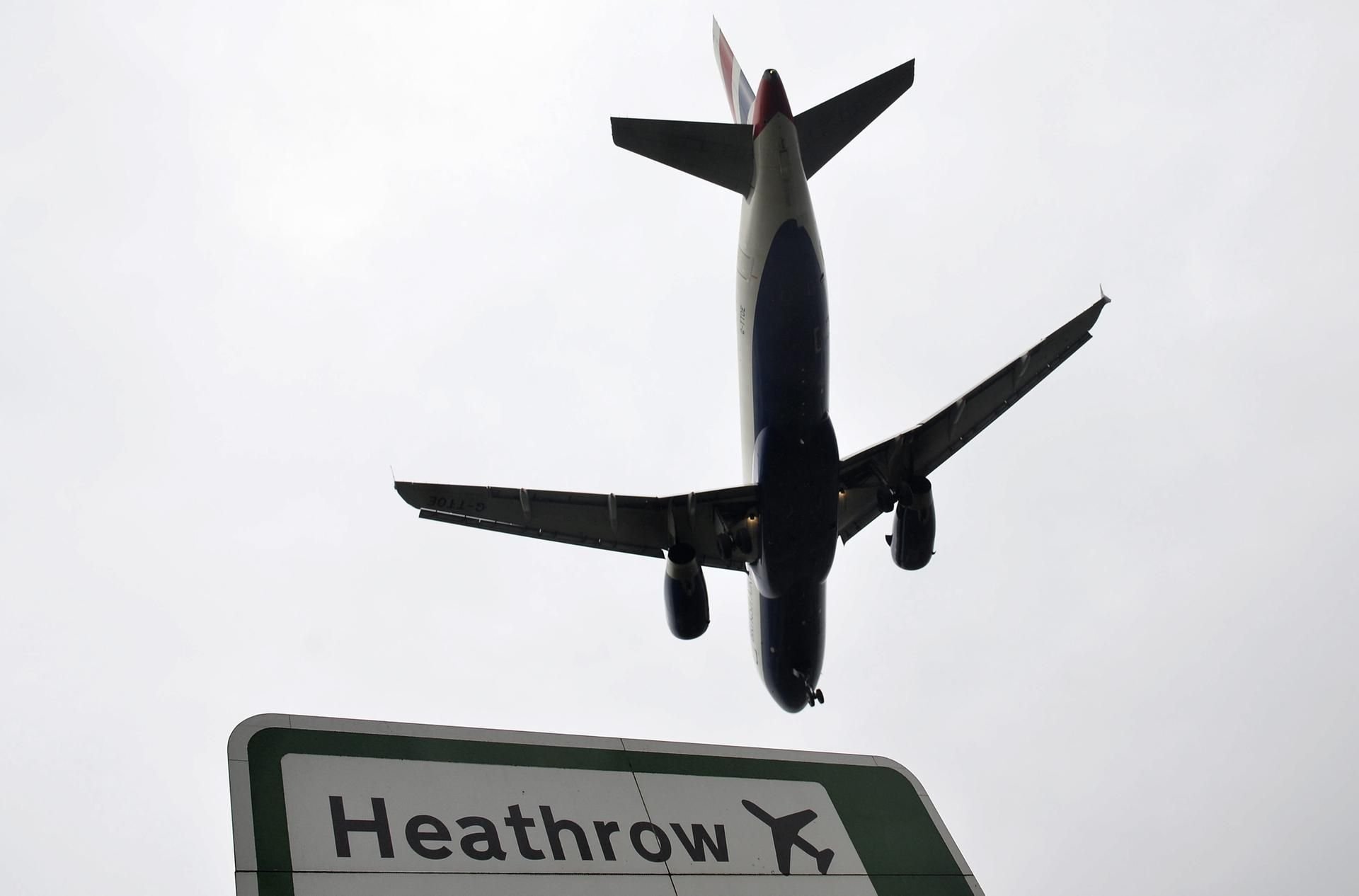 Der Flughafen London-Heathrow hat seine Abflüge vorsorglich gestoppt (Symbolbild)