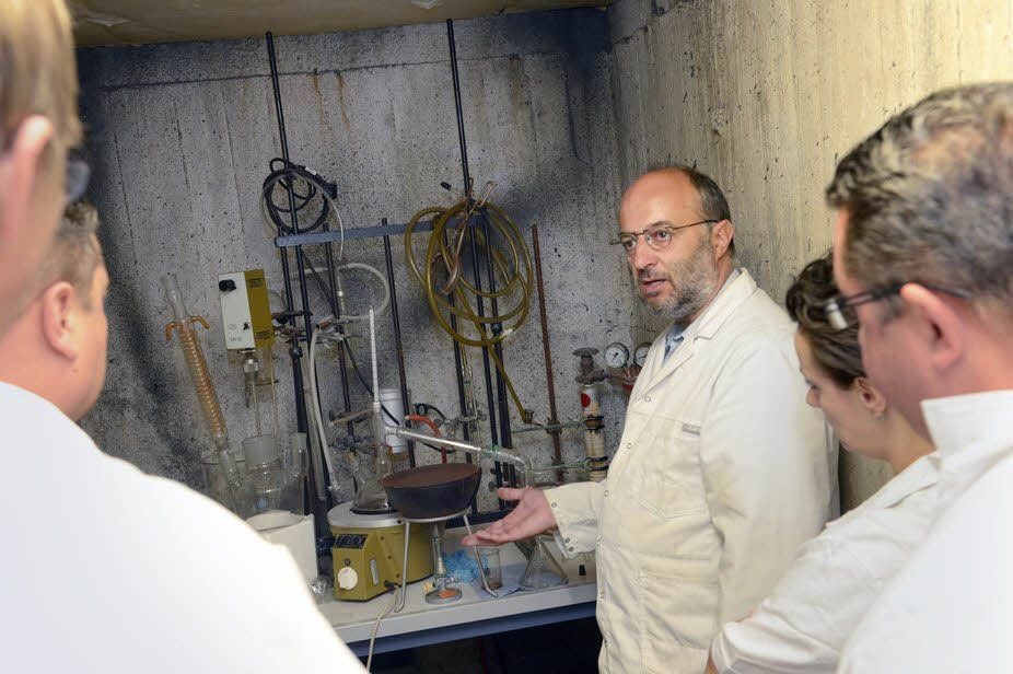 Professor Valentin Cepus erklärt den Fahndern die Funktionsweise eines Drogenlabors. Es wurde anhand von Polizeifotos nachgebaut.