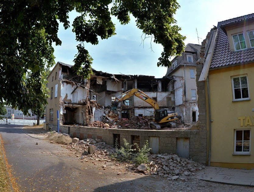 Der Bagger frisst sich durch das Gebäude.