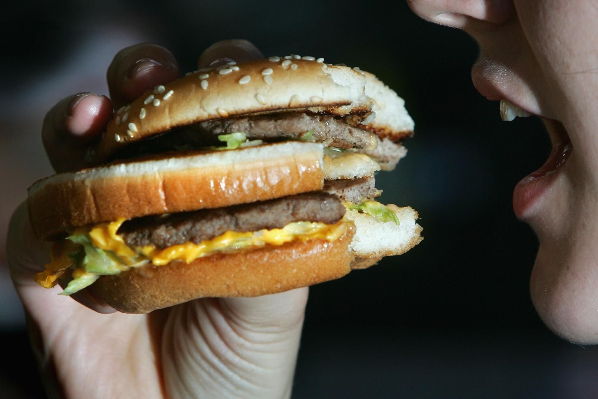 Lieber zwei Burger bestellen, aber auf die Pommes Frites verzichten!