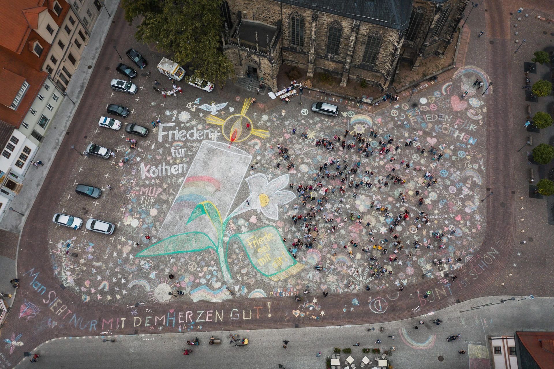 Vor einer der Demos direkt nach dem Tod von Markus B. wurde der Marktplatz von Köthener bunt gemalt.