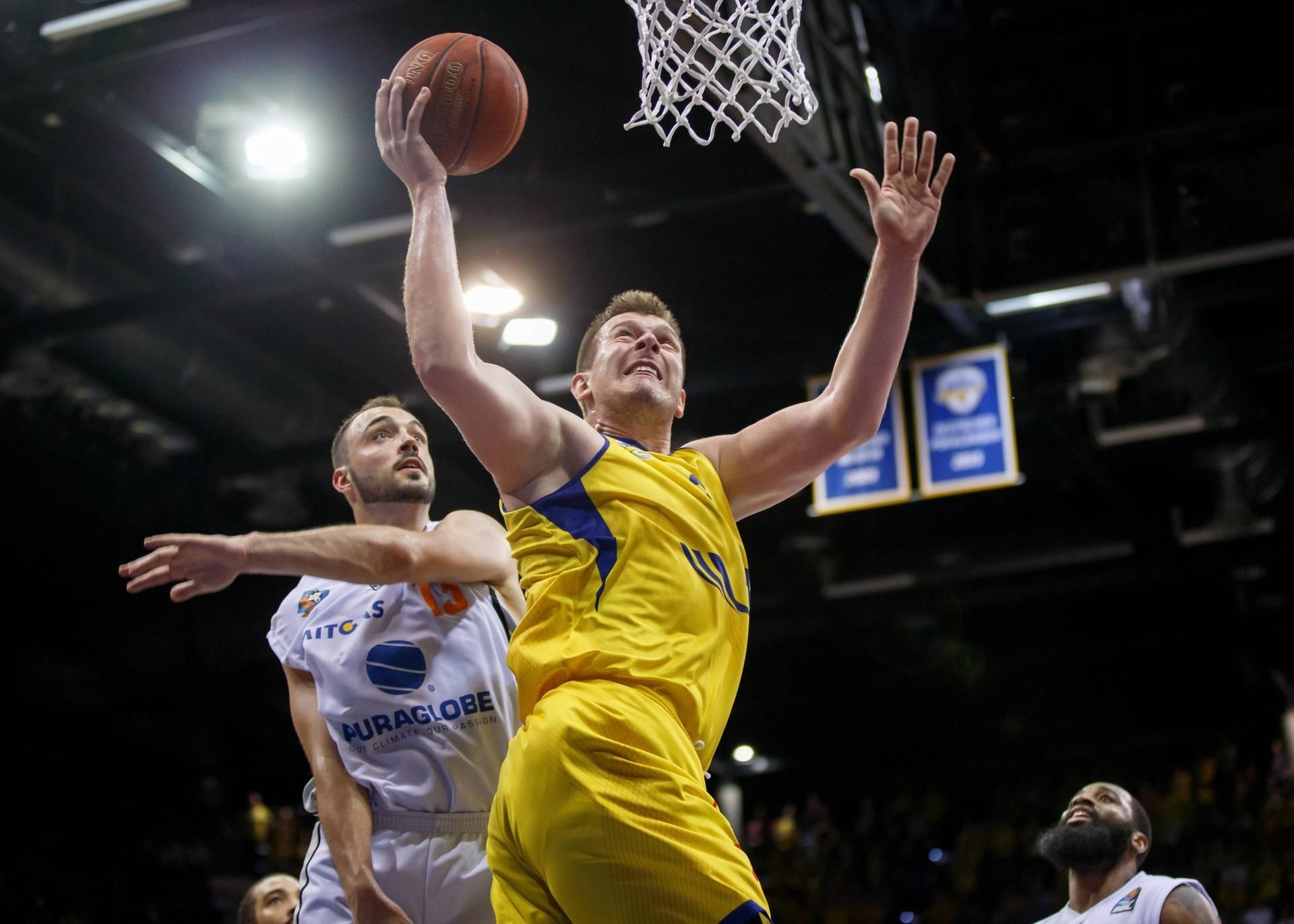 Rasid Mahalbasic auf dem Weg Richtung Korb. Hinter ihm: Djordje Drenovac (li.) vom MBC. Marcus Hatten (re.) schaut zu.