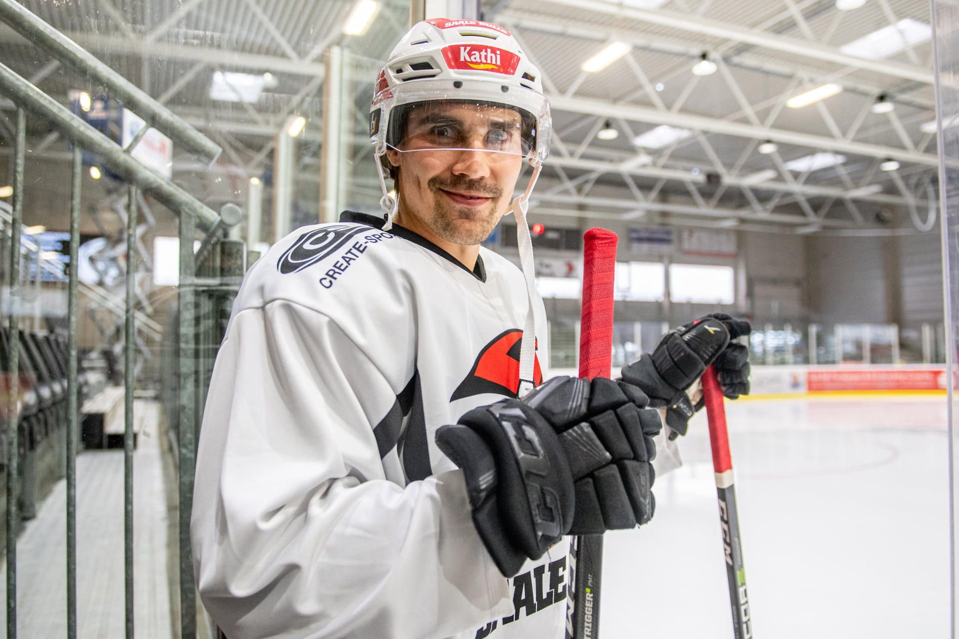Roope Nikkilä geht zum ersten Mal beim Training der Saale Bulls aufs Eis.