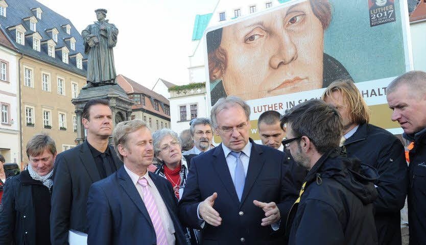 Ministerpräsident Reiner Haseloff (m.) im Gespräch mit Marcus Gittel von der Landesbühne (vorn rechts).