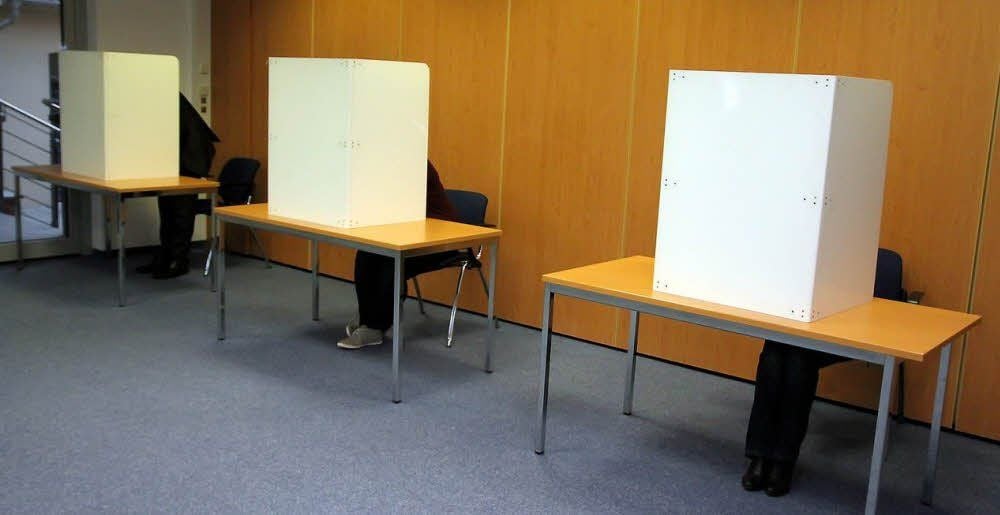 Szene aus einem Wahlbüro