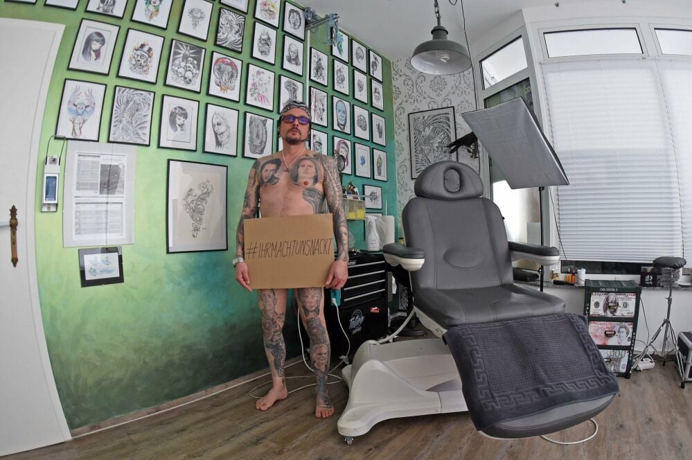 Nackte Tatsachen: Tätowierer René Gröger protestiert in seinem Studio und hofft auf eine baldige Wiedereröffnung.