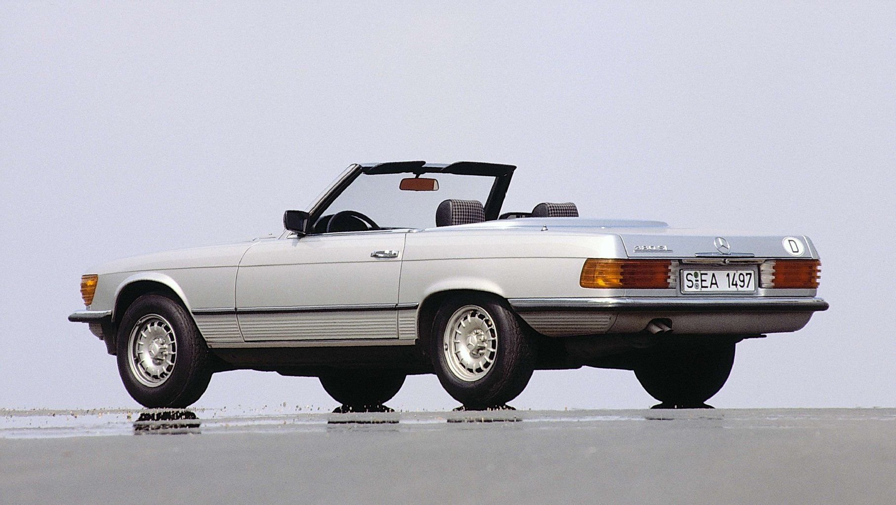 Besonders bekannt wurde der Mercedes SL R 107 durch die 80er-Jahre-Serie „Hart, aber herzlich“. Über 8000 Autofahrer dürfen sich heute noch wie Jonathan Hart fühlen.