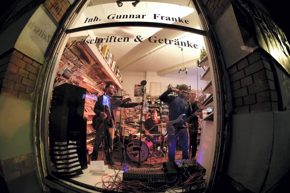Das rockt! Die hallesche Indieband Built Under Surface spielte zum legendären Schaufensterkonzert in „Gunnars Laden“ auf.