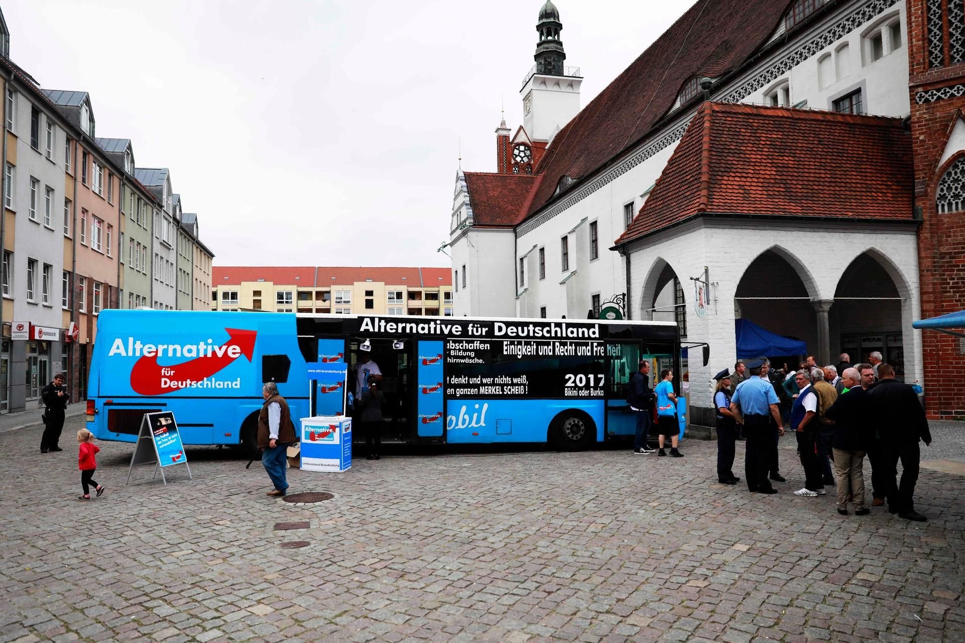 Ein Bus der AfD macht Halt in Frankfurt/Oder.