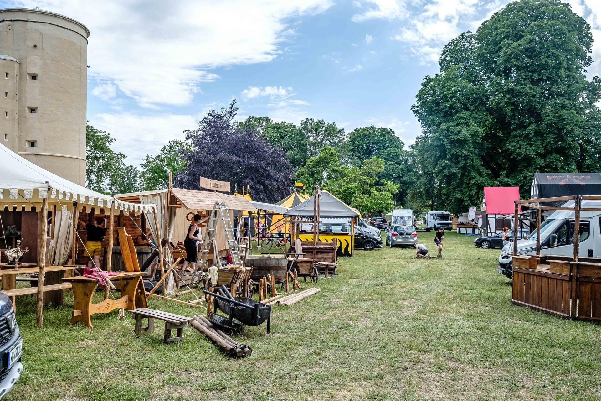 Die Aufbauarbeiten sind auf der Schlosswiese in vollem Gange.