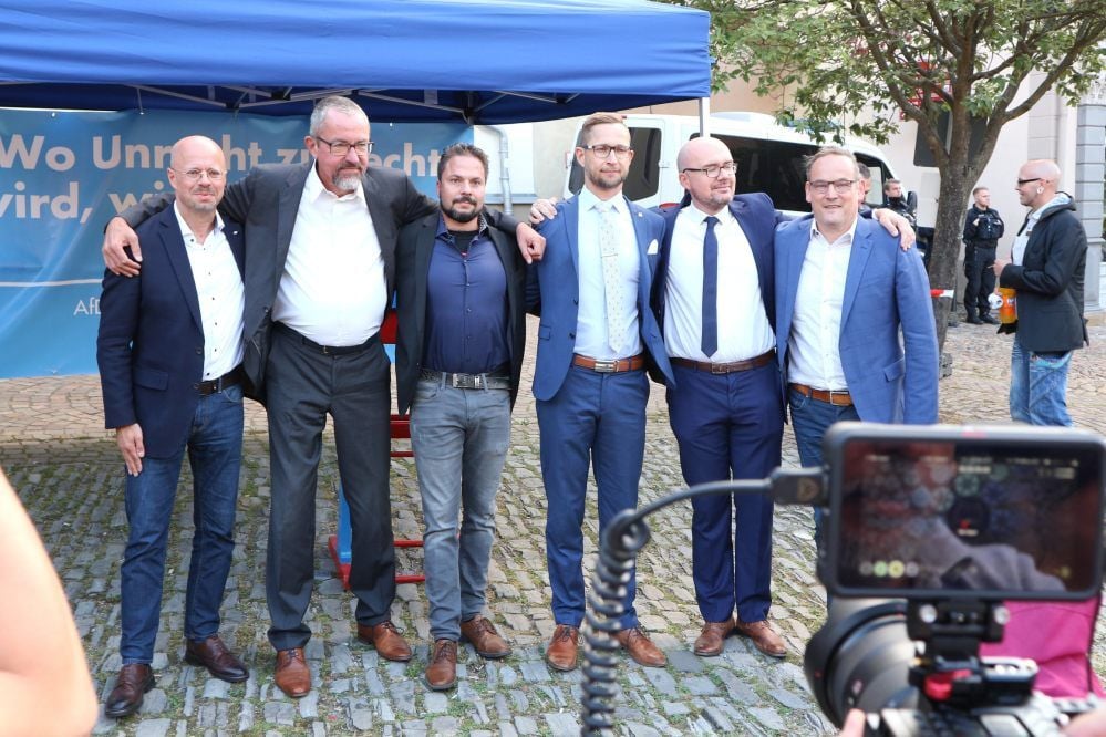 Schulterschluss mit Kalbitz: Der führende Vertreter des Flügels (l.) erhielt von der Saalekreis-AfD und ihren Gästen einen warmen Empfang.