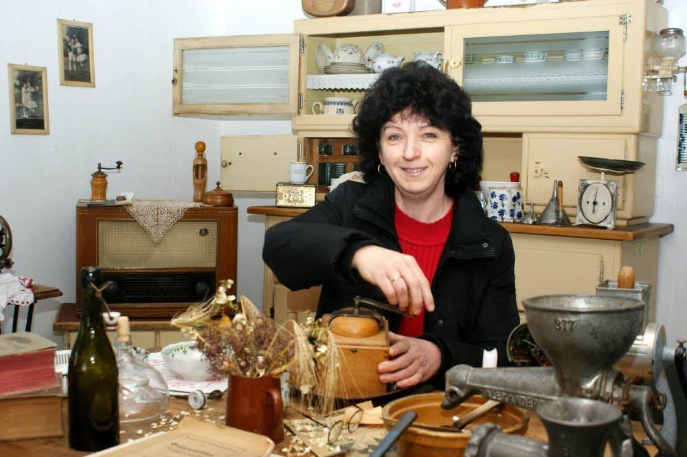 Sylvia Sieg zeigt die Küche zu Großmutters Zeiten. Sie gehört zur Kleelandstube im Haus der Gaststätte Würchwitz und soll erweitert werden.