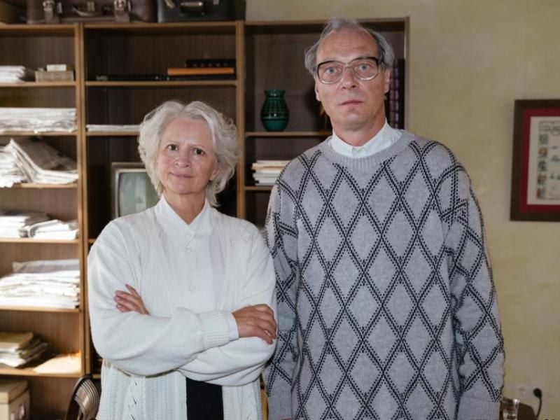 Margot Honecker (Johanna Gastdorf) wacht eisern darüber, dass kein Fotograf kompromittierende Bilder von ihrem Mann (Martin Brambach) machen kann.