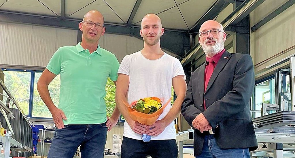 Rauser-Betriebsleiter Ingo Braitmeier (links) und Wulfhard Böker, Geschäftsführer der Kreishandwerkerschaft Harz-Bode (rechts) gratulieren Paul Tautz zur bestandenen Abschlussprüfung.