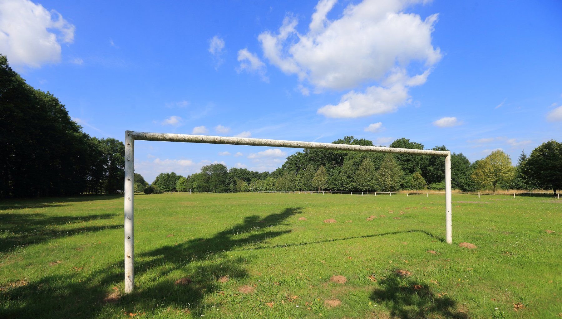 Der Sportplatz in Dornburg am 5. August 2015. Viele Spieler des Fußball-Kreisligisten FC Ostelbien Dornburg werden der rechtsextremen Szene zugeordnet.