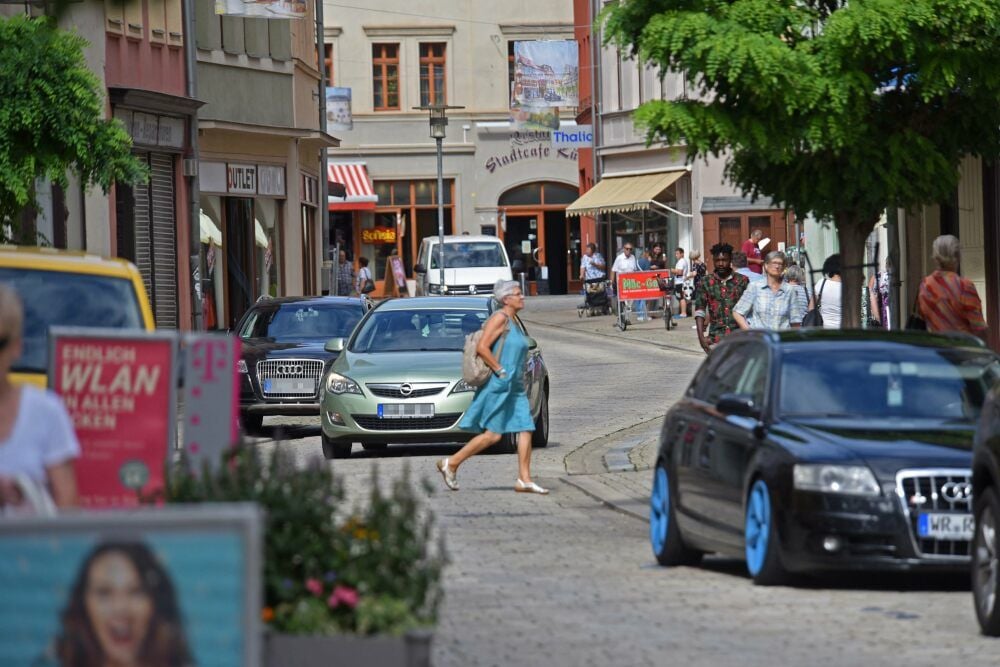 Wenn der Verkehr rollt, haben’s Fußgänger in der Breiten Straße nicht einfach.