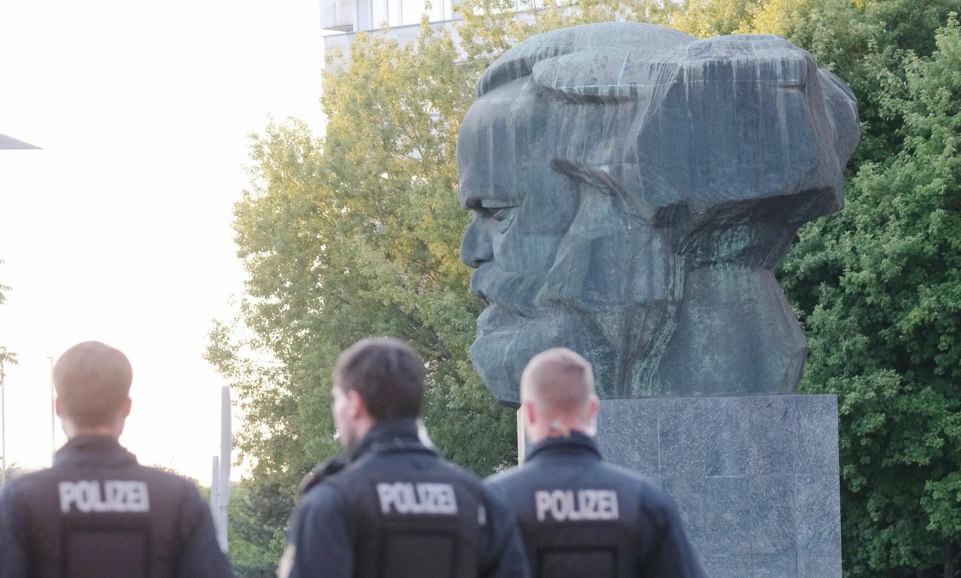Nach dem verhängnisvollen Streit in der Chemnitzer Innenstadt in der Nacht zu Sonntag mit einem Todesopfer und zwei Verletzten endet das Stadtfest vorzeitig.