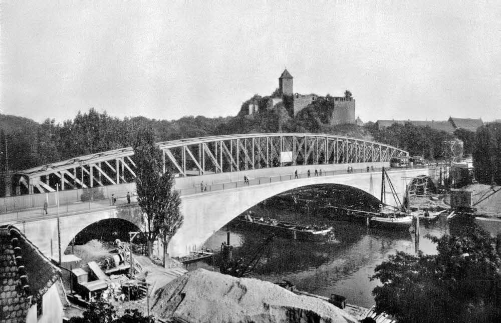 Aus Alt mach Neu: In den späten 1920er Jahren wurde die Stahlträgerbrücke durch die von Paul Thiersch entworfene Bogenbrücke ersetzt.