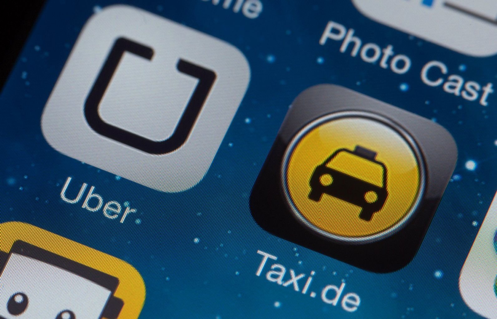 Welche Taxi-App ist die beste? Welcher Anbieter befördert die Fahrgäste am günstigsten ans Ziel? Es gibt große Unterschiede.