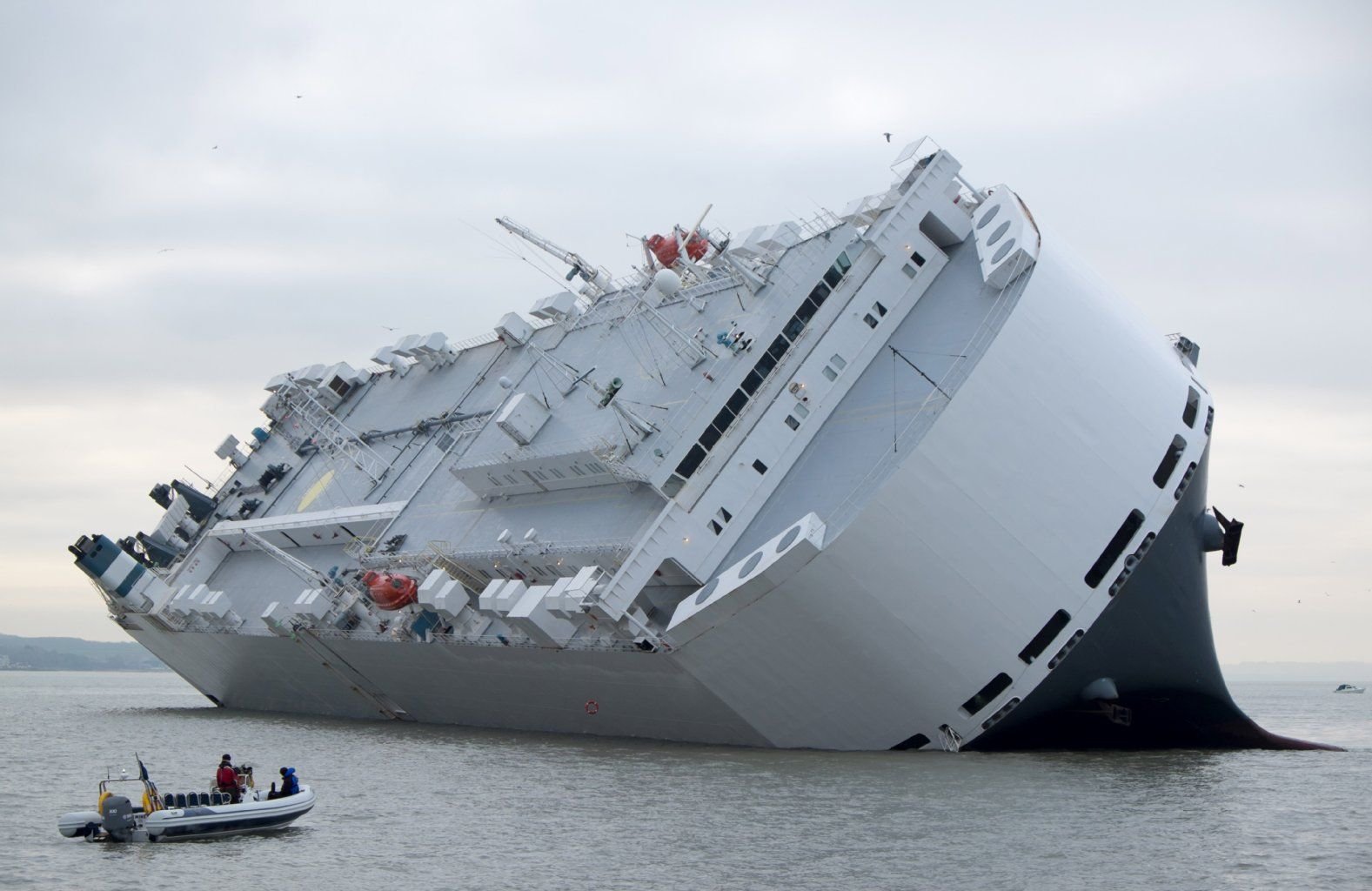 Das Transportschiff "Hoegh Osaka" ist vor der britischen Südküste auf Grund gelaufen