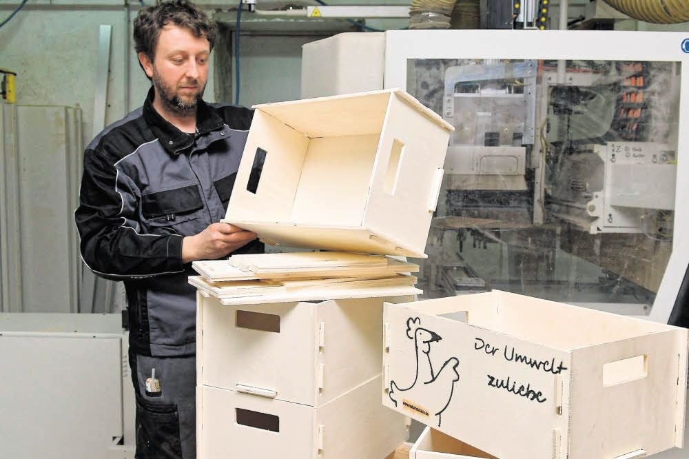 Schnell steckt Sebastian Arndt die Naturholzkiste zusammen.