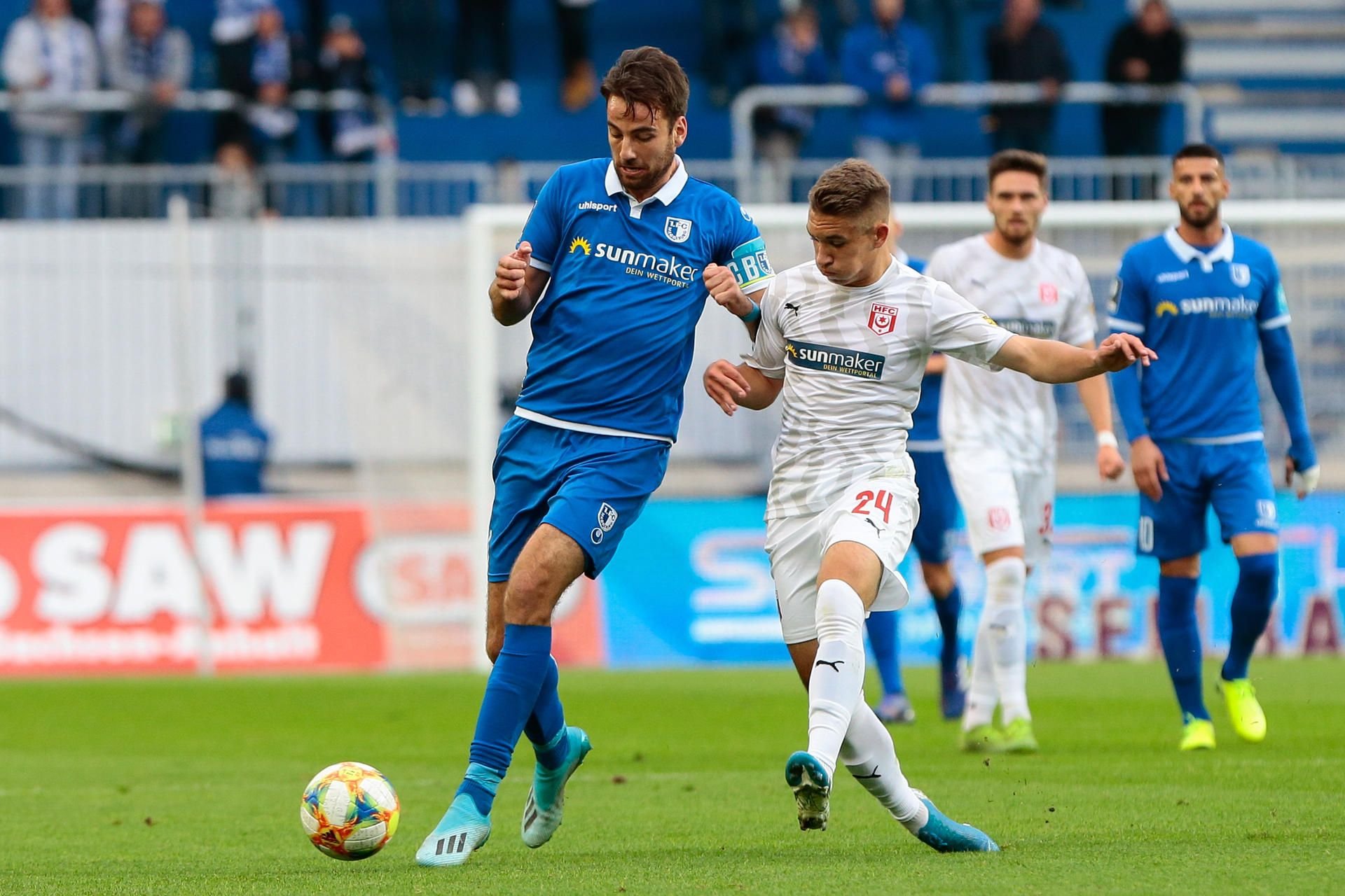 Christian Beck im Zweikampf mit Julian Guttau.