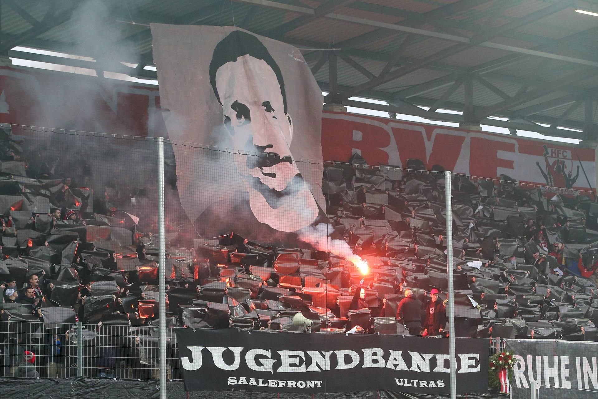 Beim 0:0 gegen Carl Zeiss Jena hatten Fans des HFC Pyrotechnik gezündet und Gegenstände auf das Spielfeld geworfen.