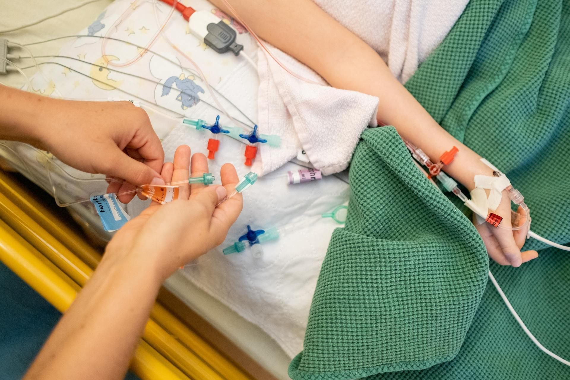 Ein kleiner Junge musste notoperiert werden, weil er Magneten aus einem Spielzeug verschluck hatte. (Symbolbild)