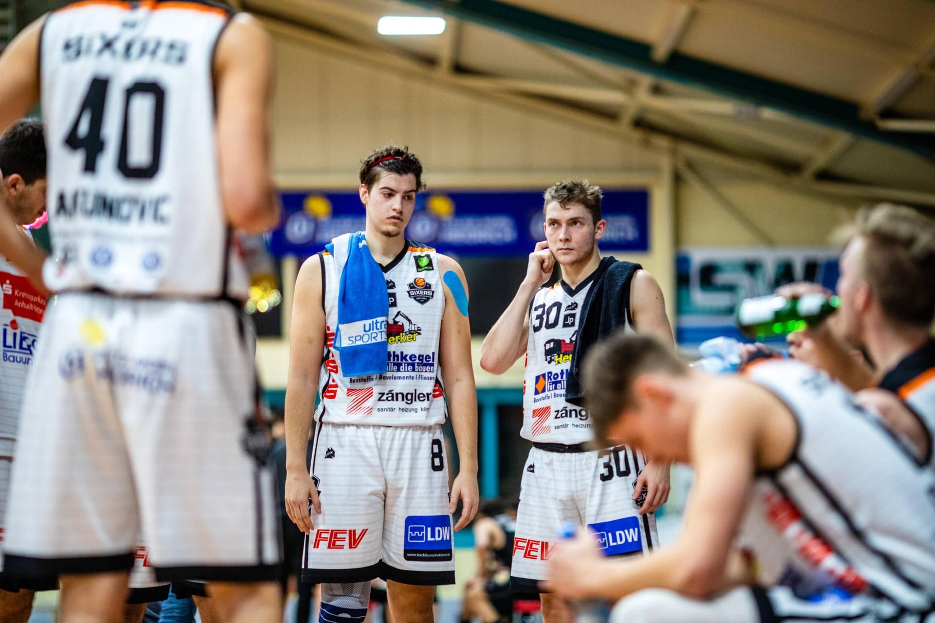 Die Basketball-Talente Nemanja Nadjfeji (l.) und Vincent Friederici im Trikot der BSW Sixers.