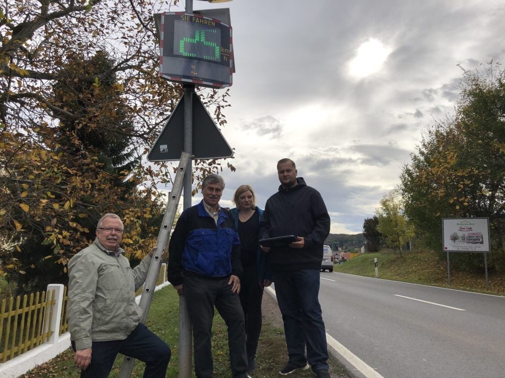 Die mobile Verkehrstafel ist an der Chausseestraße in Bad Suderode installiert - und wirkt, sagen Gerd Adler, Hans-Joachim Wagner, Christina Geffert und Denny Behrendt (v. l.).