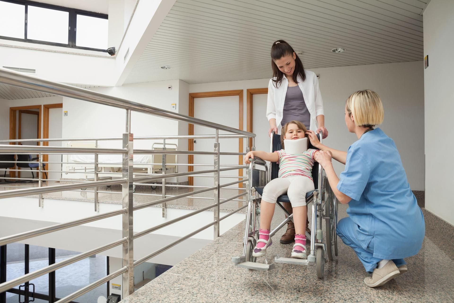 Wenn das eigene Kind ins Krankenhaus muss, ist das auch für die Eltern eine schwierige Situation. Ihrem Kind gegenüber sollten sie aber möglichst offen sein.