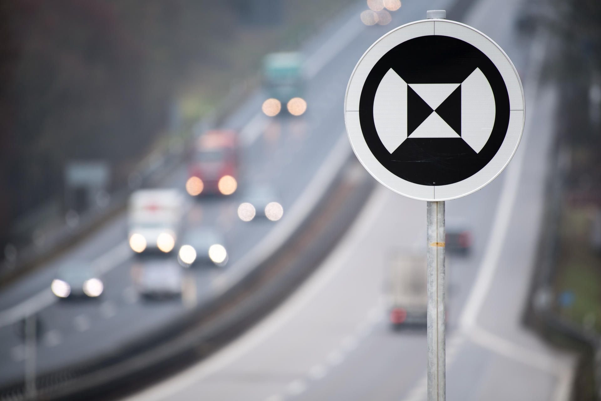 Auf der A9 finden sich diese Schilder.