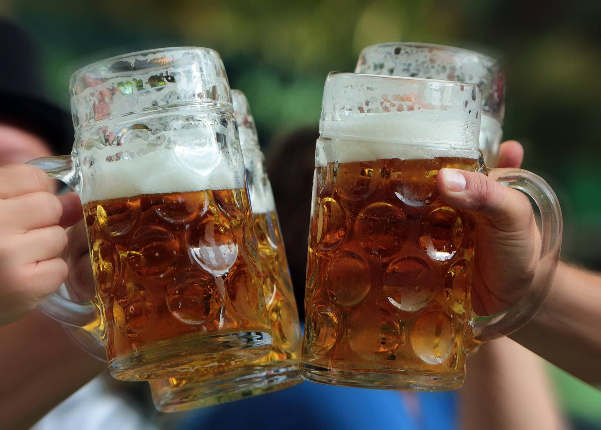 Gemeinsames Anstoßen mit Biergläsern.