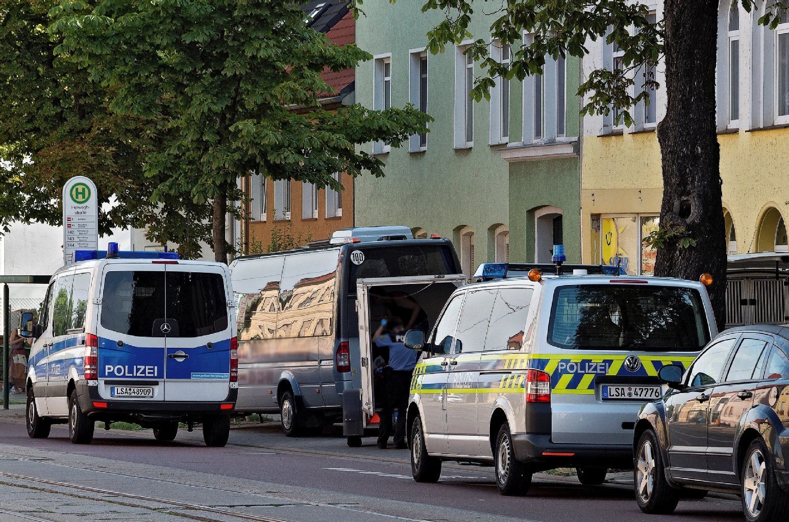 Bei der Abschiebung einer neunköpfigen Familie aus Tschetschenien in Merseburg war am Mittwochmorgen auch jede Menge Polizei im Einsatz.