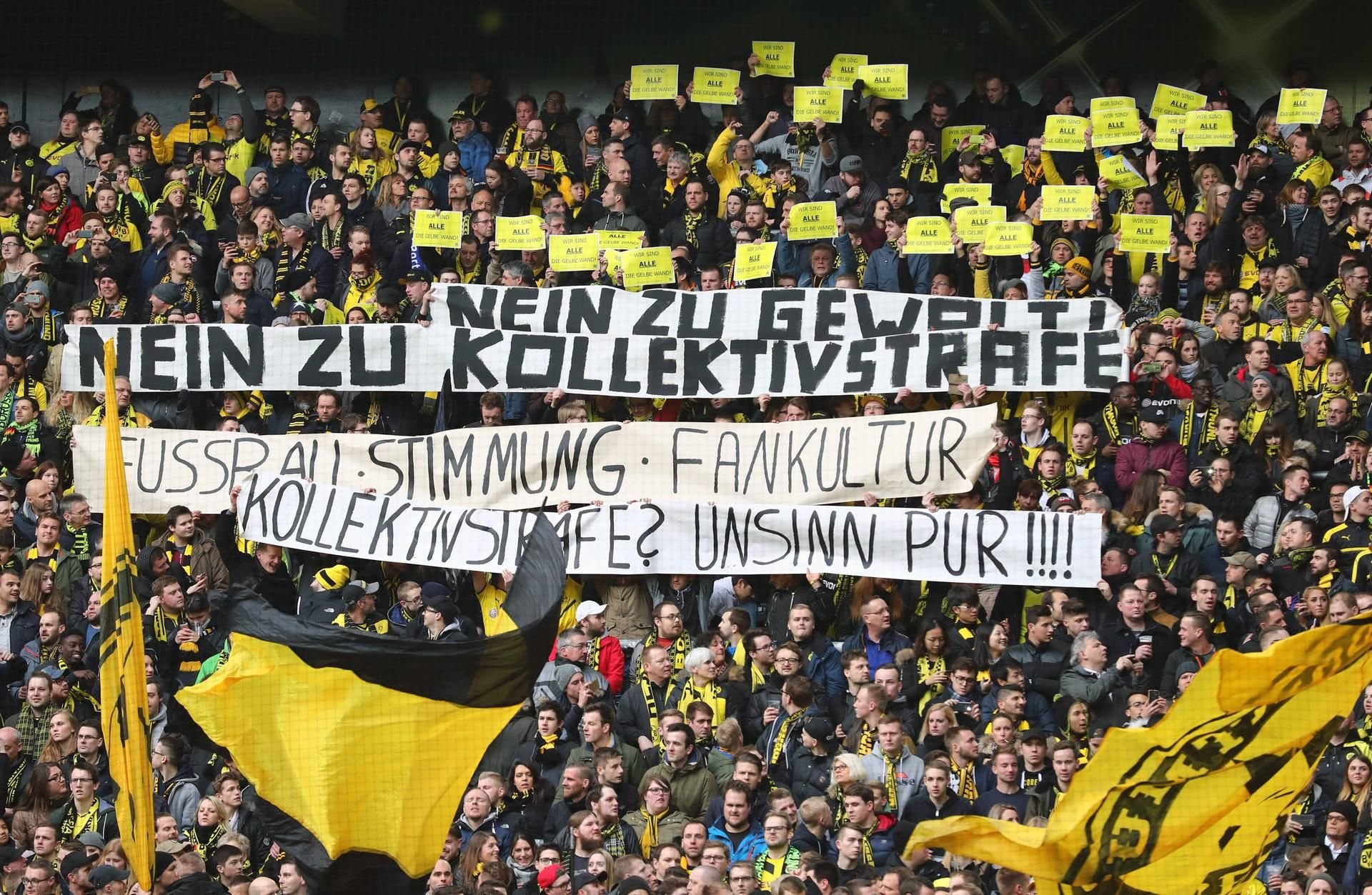 Viele Fan-Proteste, wie hier in Dortmund, richteten sich gegen die Kollektivstrafen des DFB.